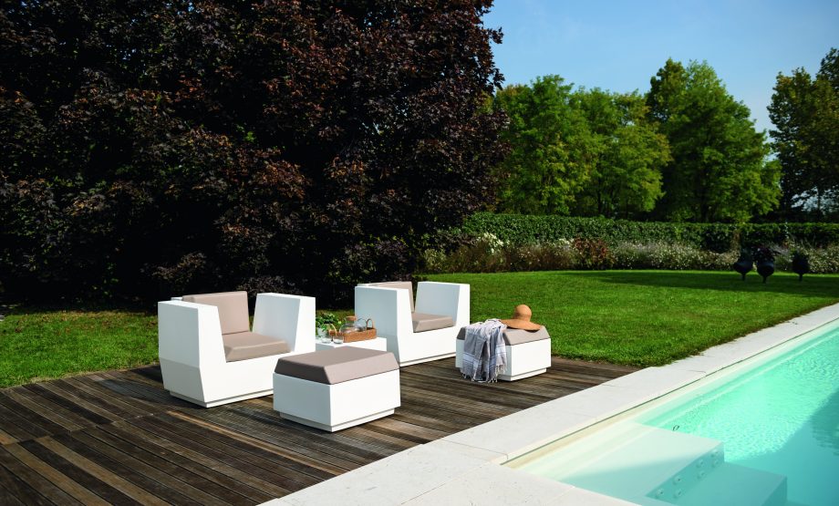PLUST BIG-CUT ARMCHAIR WITH CUSHION