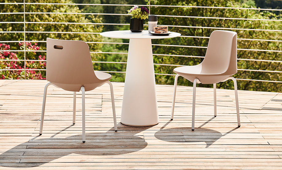 PLUST PLANET CHAIR BLACK ALUMINIUM LEGS