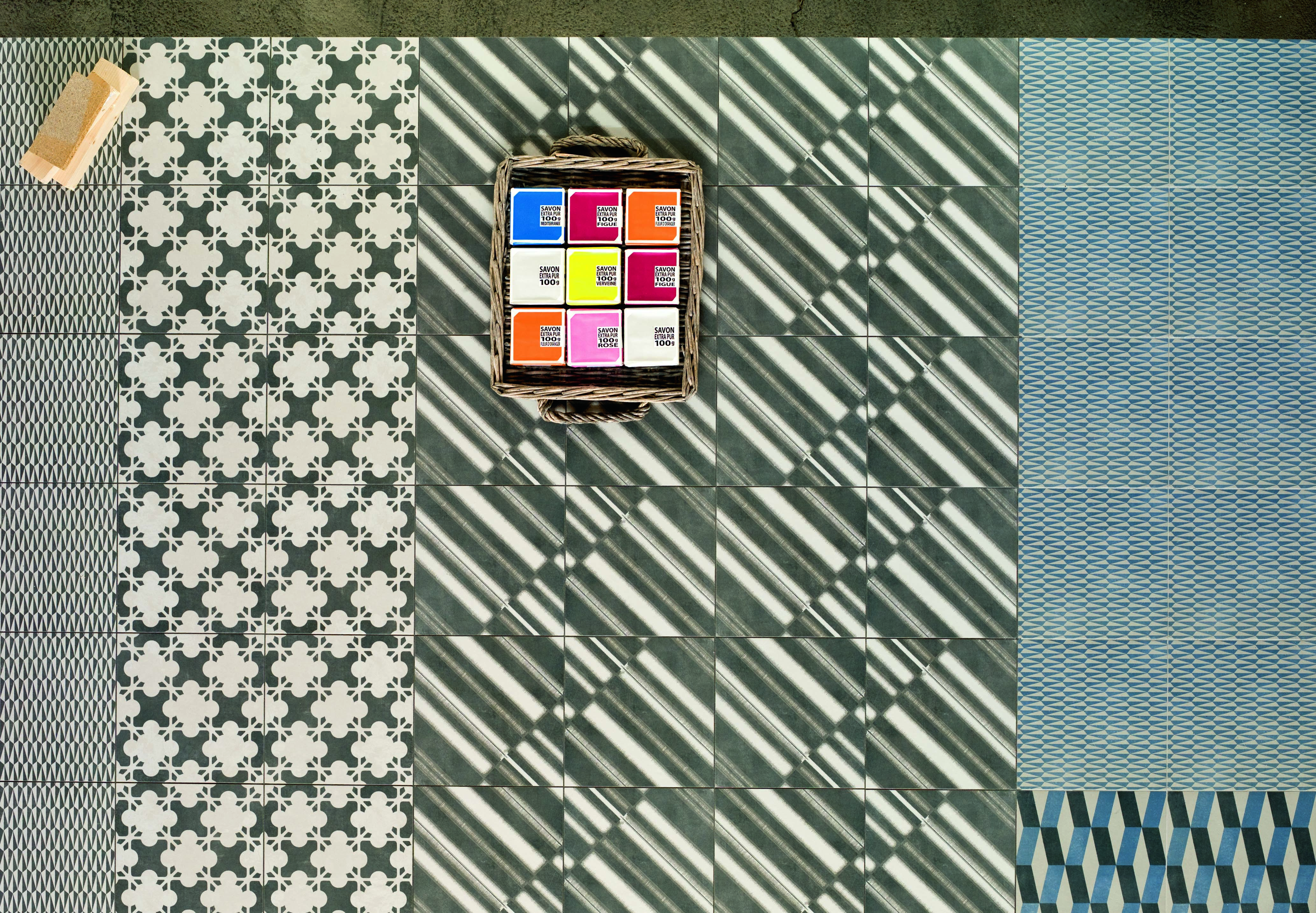 MUTINA AZULEJ FLORES NERO 20x20